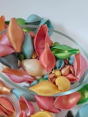 Shimmery Hand-Painted Shell Set Multicolour Decorative Craft Shells for Imaginary Sensory Play, DIY Art Projects, Kids Creative Activities, Home Decor & Creative Learning